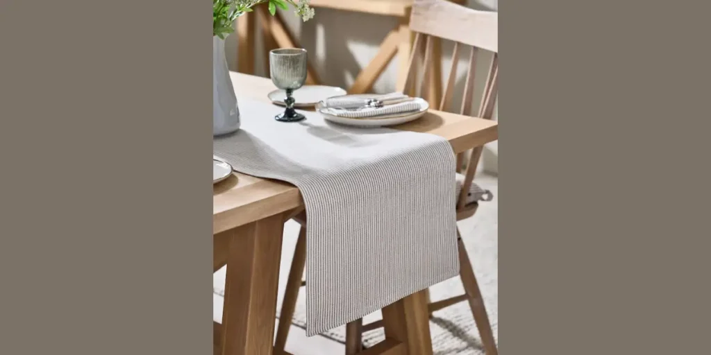 Minimal Black and White Runner