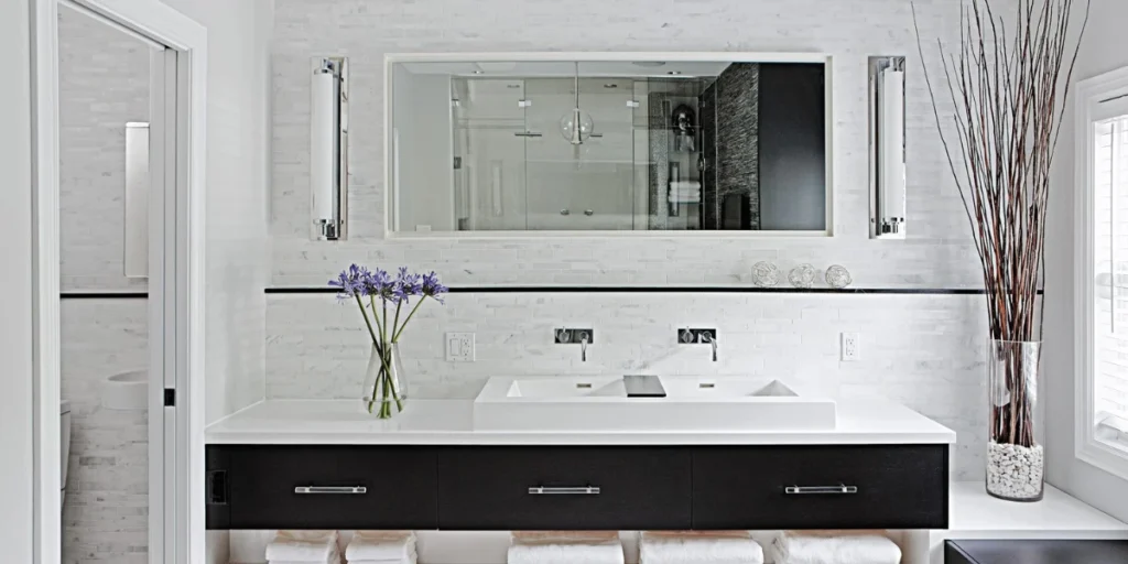 Minimal White Bathroom With Fewer Fixtures