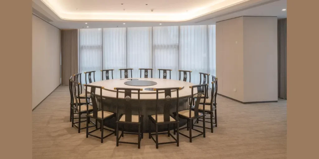 Round Table Central Focus Layou