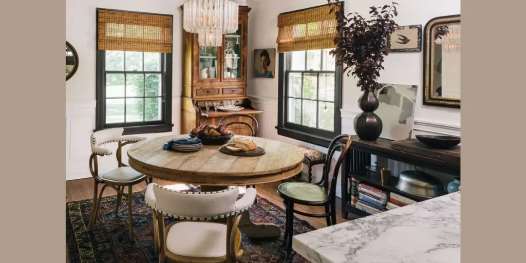 Round Table Plan for Compact Areas