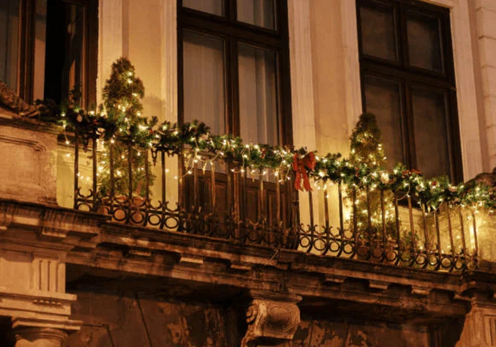 Balcony Snow Effect Christmas Decoration Idea