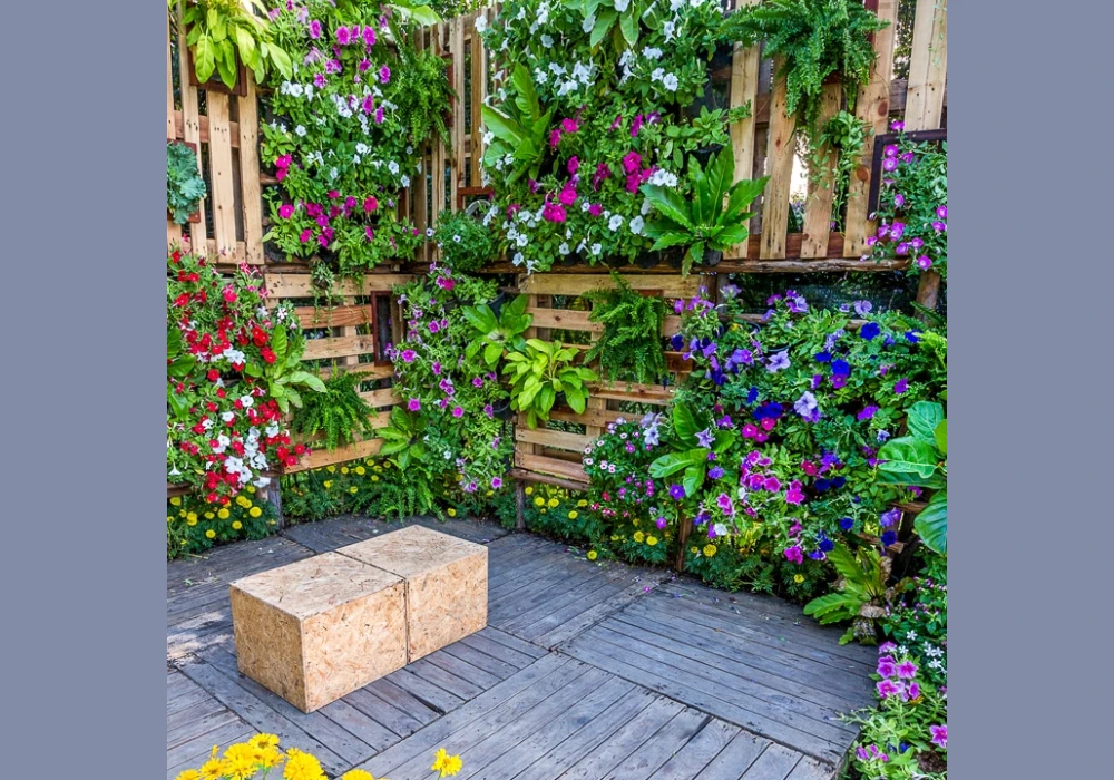 Balcony plant arrangement ideas with vertical gardening