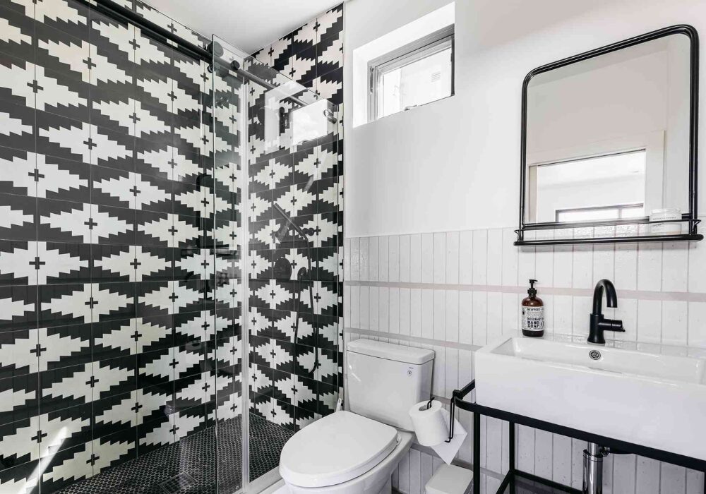 Black and White Bathroom Wall Design Ideas
