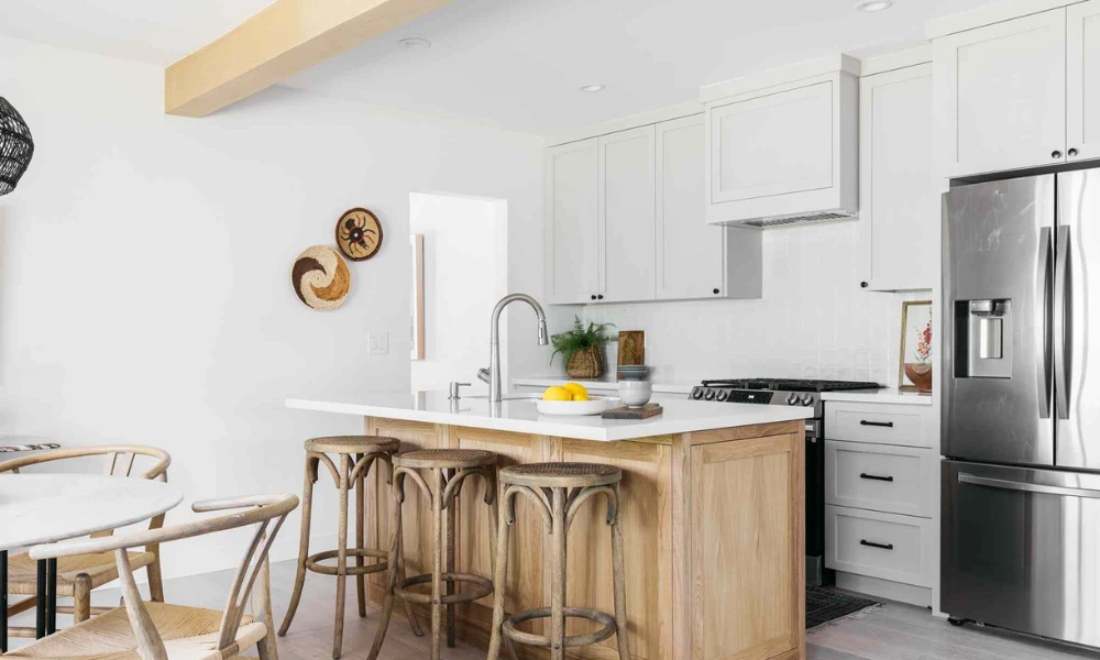 Built-In Breakfast Bar for Everyday Dining