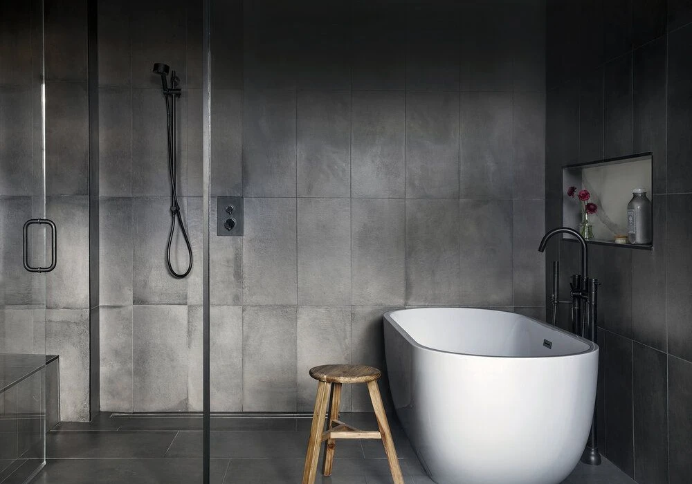 Built-In Minimalist Tub Design