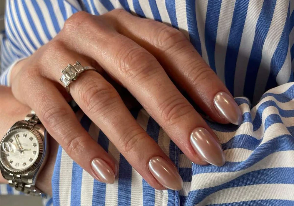 Chrome Gel Nails for Shiny Metallic Summer Look