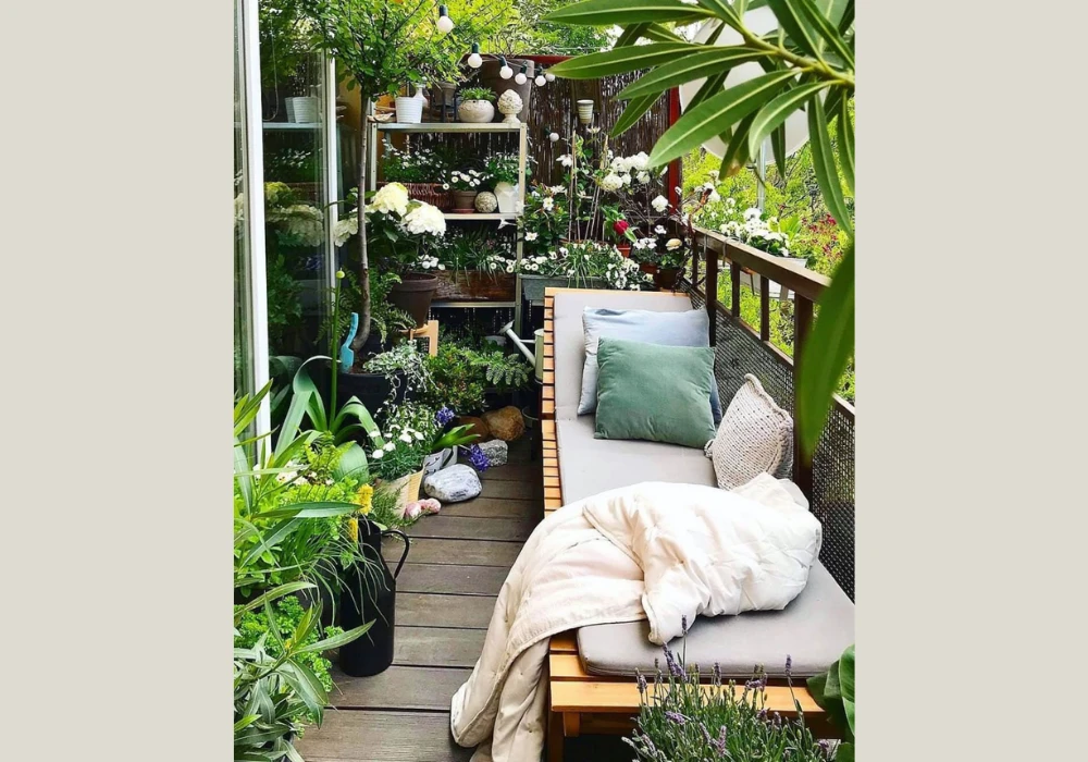 Color Coordinated Balcony Flower Pots Ideas for Stylish Look