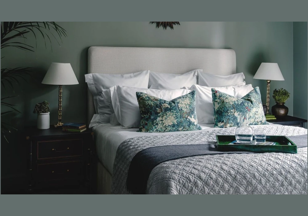 Contrast Decorative Pillows Ideas on Bed for Bold Look