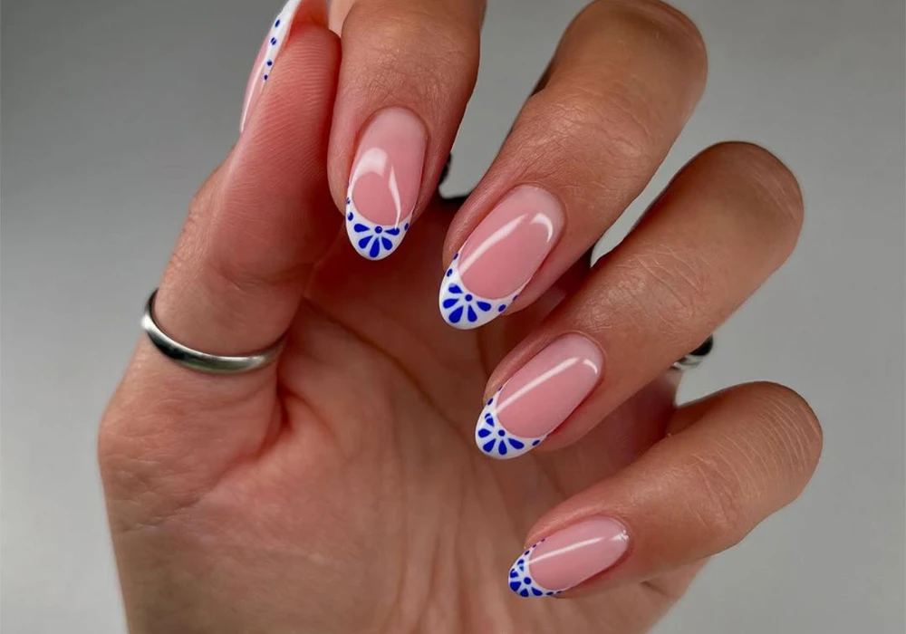 French Tip Summer Nail Sets for Classic Look