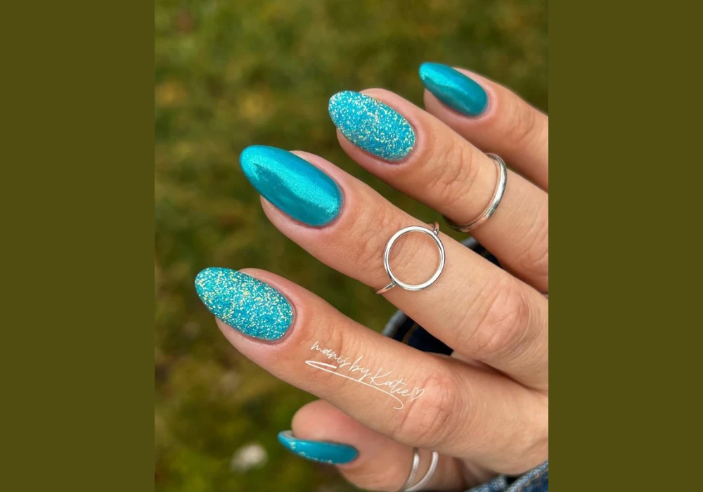 Glitter Summer Vacation Nail Ideas for Evening Travel Glam