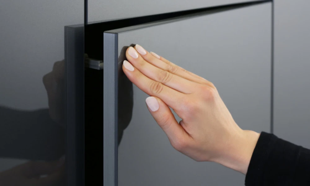 Handleless Cabinets with Push-to-Open Hardware