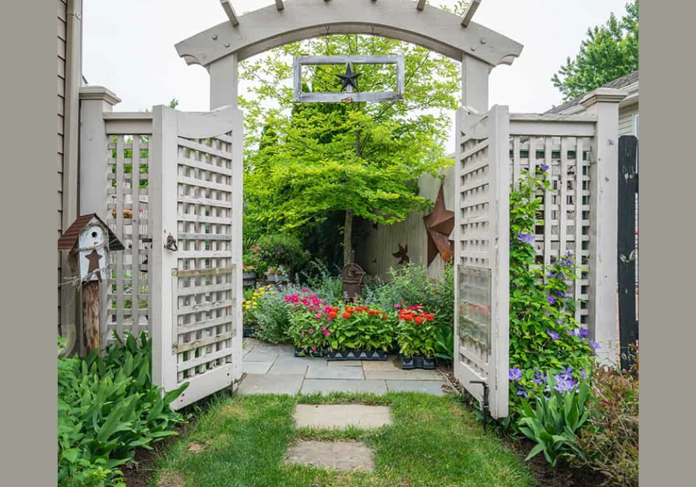 Lattice Panel Trellis Fence Ideas for a Structured Garden Look