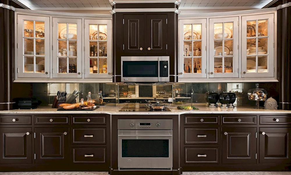 Mixed Knobs and Pulls for a More Practical Layout