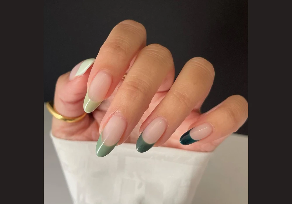 Minimal French Tip Summer Almond Nail Ideas