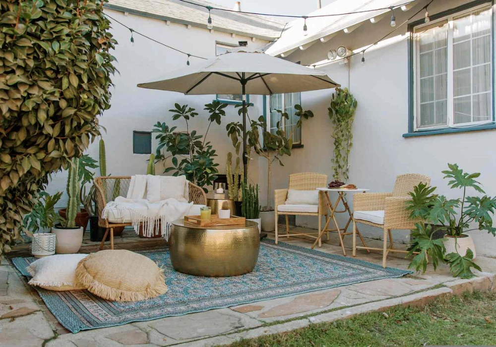 Minimalist Outdoor Decor Approach for a Clean Summer Look