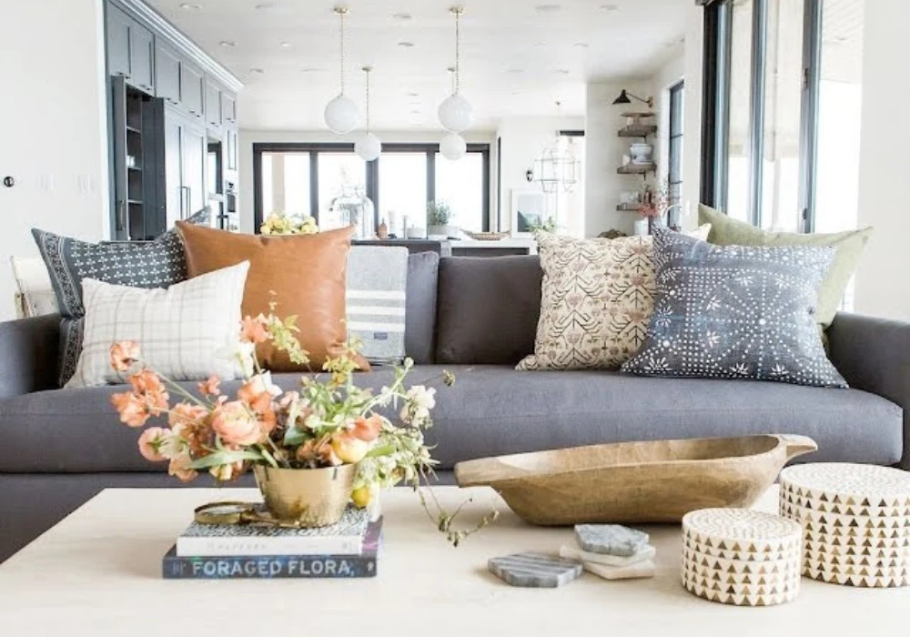 Multi-Size Throw Pillow Combinations for Layered Sofa Styling
