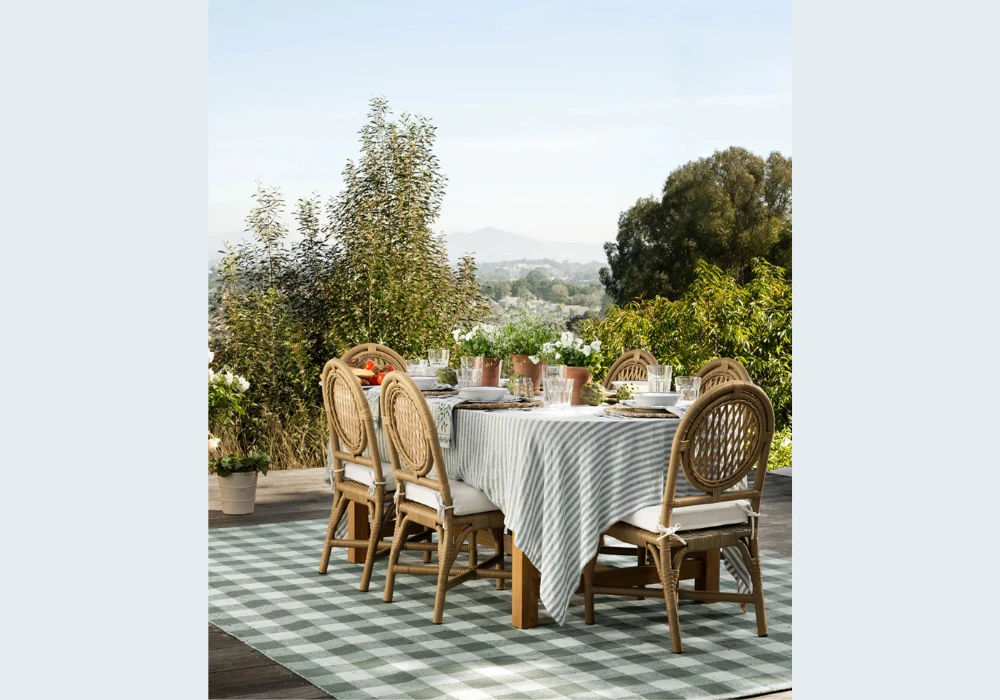 Outdoor Dining Corner for Summer Gatherings