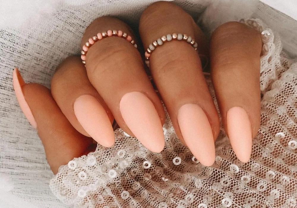 Peach Nail Color for Soft and Natural Summer Style