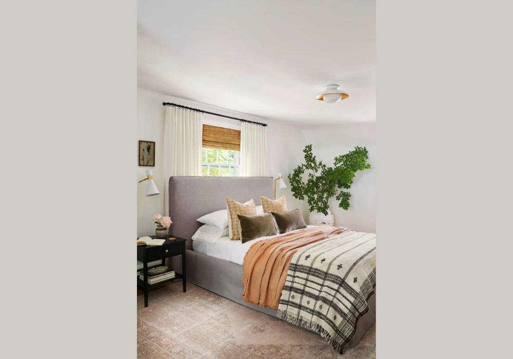 Seasonal Decorative Pillows Ideas on Bed Styling