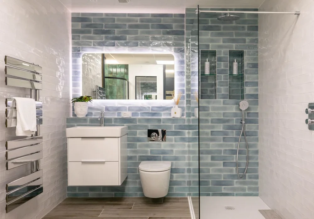 Small Modern Bathroom Design with Smart Layout