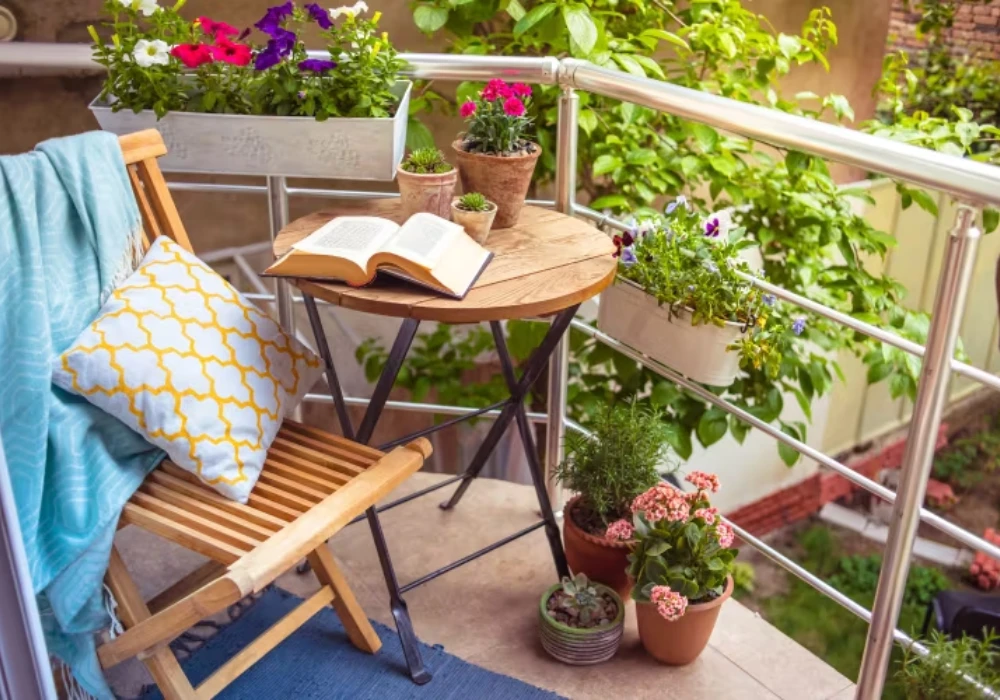 Small balcony seating ideas with foldable furniture