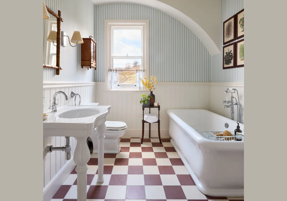 Striped Wallpaper for Height and Space Effect