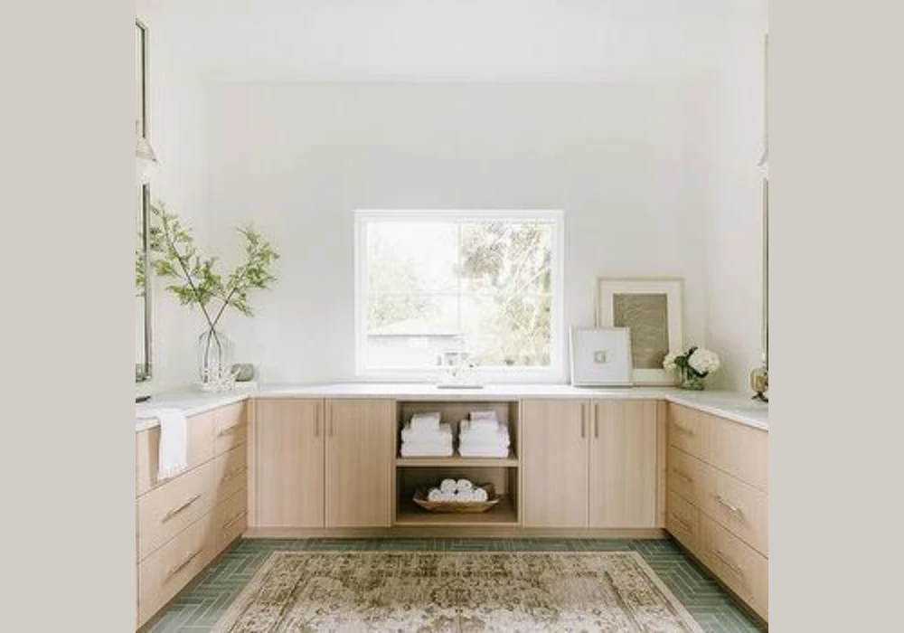 U-Shaped Bathroom Layout