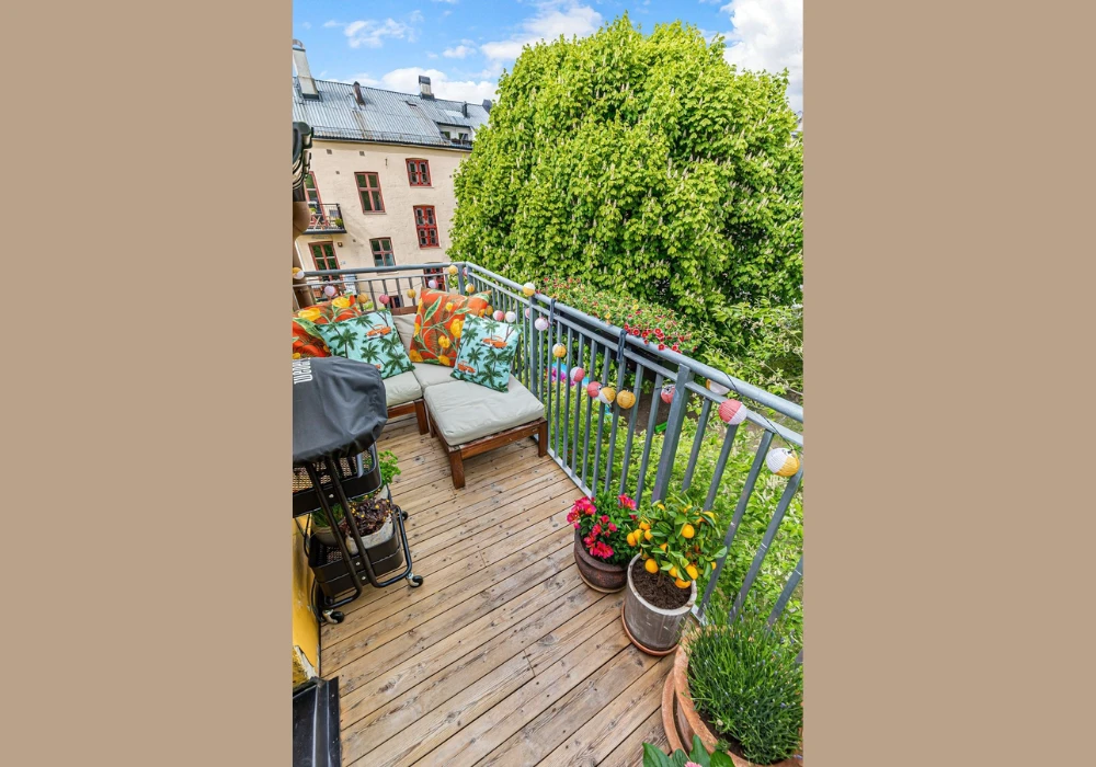 Use of Planters for Green Balcony Decor
