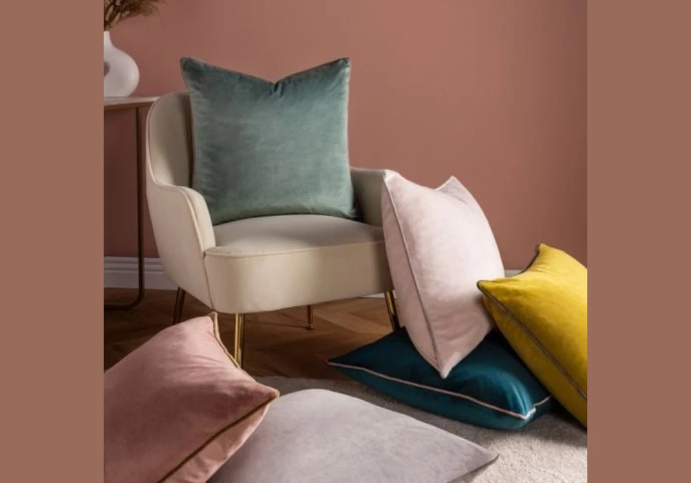 Velvet Throw Pillow Combinations for a Rich Sofa Appearance