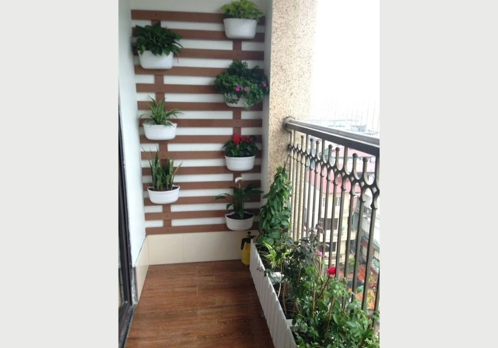 Wall-mounted pots, balcony planting ideas