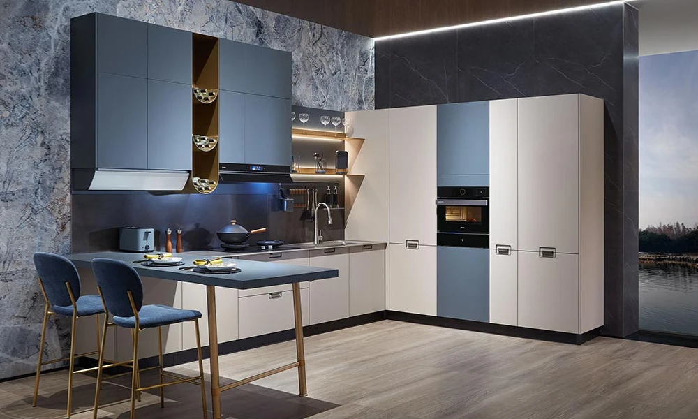 Two-Tone Kitchen Bar Idea for Better Contrast