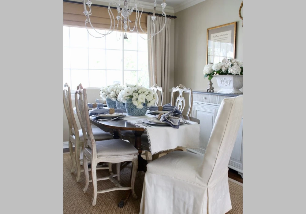 minimal white summer tablescape idea for clean and modern dining look