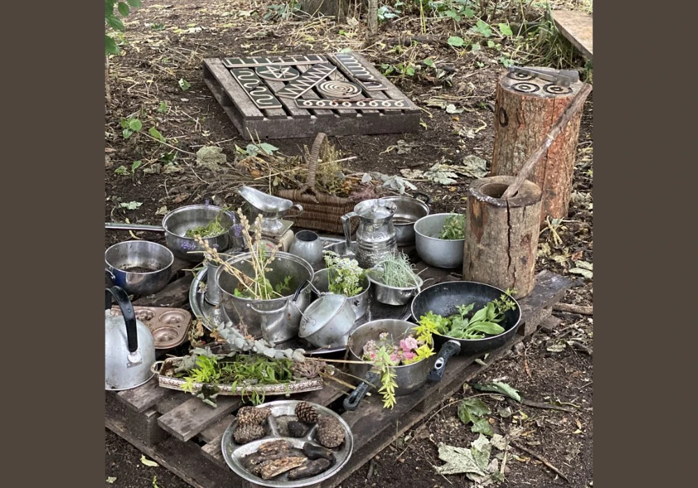 nature-inspired mud kitchen corner for summer outdoor play
